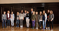 Bürgermeister Jens Böhrnsen begrüßt Jugendliche im Bremer Rathaus