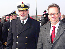 Flottillenadmiral zur Mühlen (li.) und Bremens Staatsrat Münch.
