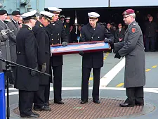 Oberst Dietmar Robert Werstler (r.) nimmt das Fahnenband in Empfang.