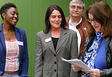 Senatorin Anja Stahmann übergibt den Leiterinnen des Wohnheims an der Berckstraße, Petrouille Ngo Ngok und Brigitte Uhrmacher, die Betriebserlaubnis (im Hintergrund Bremens DRK-Geschäftsführer Jürgen Höptner). 