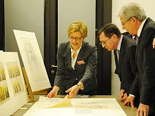 Dr. Anne Buschhoff, Kustodin des Kupferstichkabinetts, erläutert Botschafter Grinin und Bürgermeister Böhrnsen Teile der Dorner-Studien