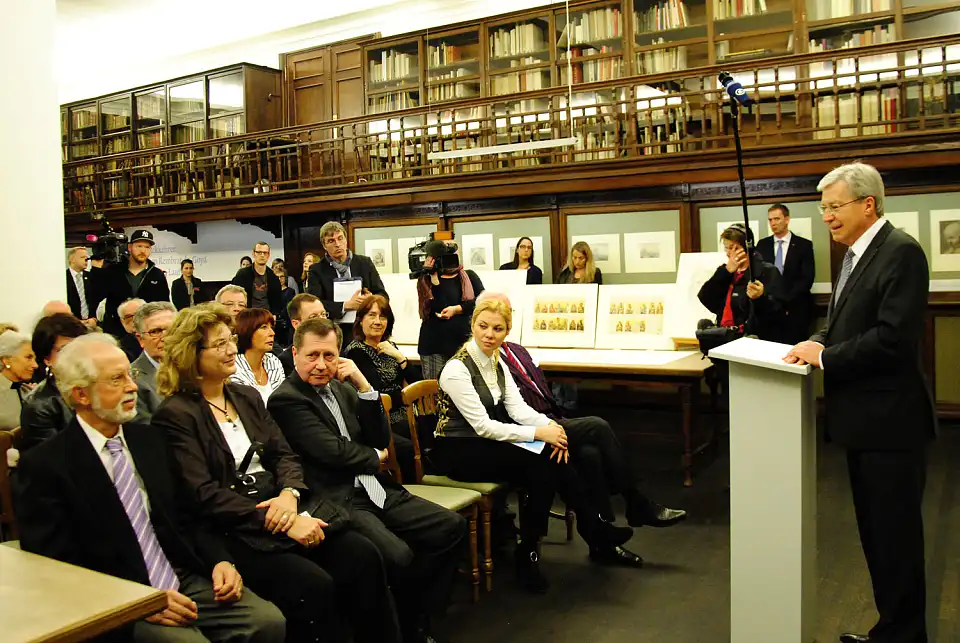 Bürgermeister Böhrnsen begrüßt in der Kunsthalle die Gäste zur Präsentation der Dorner-Studien. 1. Reihe links: Klaus Pfaff und Ehefrau