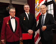 Detlef Erasmy und Achim Giesa wurden von Staatsrat Matthias Stauch im Kaminsaal des Rathauses geehrt