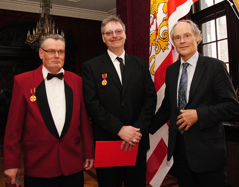 Detlef Erasmy und Achim Giesa wurden von Staatsrat Matthias Stauch im Kaminsaal des Rathauses geehrt