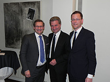 Senator Martin Günthner (rechts) mit EU-Kommissar Günther Oettinger (mitte) und dem stellvertretenden Bürgermeister von Malmö, Milan Obradovic in der Bremer EU-Vertretung in Brüssel