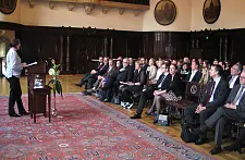 Bürgermeisterin Linnert begrüßt die Absolventinnen und Absolventen des Studienganges "Komplexes Entscheiden"