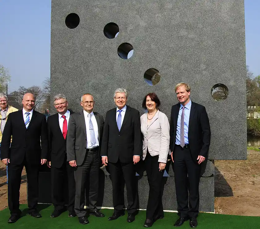 Freuten sich über die Rückkehr des "Großen Wagens": Christian van der Velde (Chefkoordinator des bauplanenden Consult Teams Bremen), Manfred Lütjen (Geschäftsführer der Wirtschaftsbetriebe Lilienthal), Lilienthals Bürgermeister Willy Hollatz, Bremens Bürgermeister und Senator für Kultur Jens Böhrnsen, Bürgermeisterin und Senatorin für Finanzen Karoline Linnert sowie Wilfried Eisenberg (Vorstand Technik und Betrieb der BSAG)