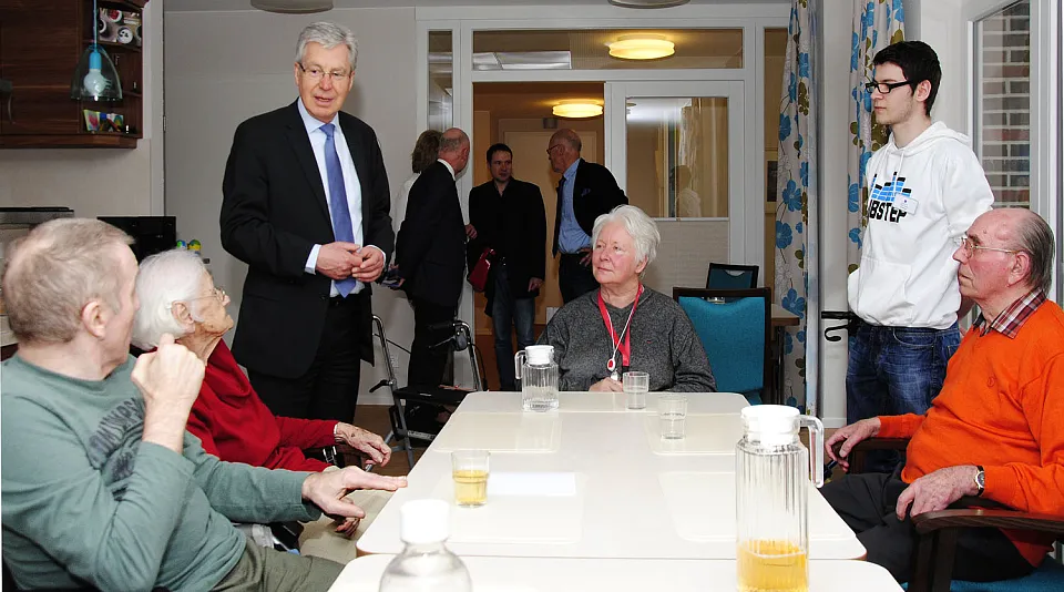 Bürgermeister Böhrnsen im Gespräch in der Tagespflege