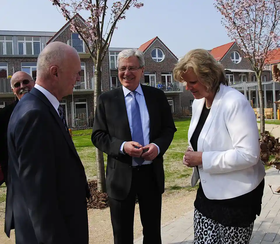 Ute Büge, Hausleiterin im Stiftungsdorf Borgfeld (re.) und Alexander Künzel (li.), Vorstandsvorsitzender der Stiftung zeigen Bürgermeister Böhrnsen den Quartiersmittelpunkt