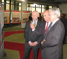 Bürgermeister Jens Böhrnsen, Landeskonservator Prof. Georg Skalecki und Uwe A. Nullmeyer von der Bremer Aufbaugemeinschaft besichtigen die Ausstellung zum Bremer Denkmalpflegepreis (v.r.).
