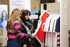 Information auf unkonventionelle Art: Die Ausstellung "Yes, we're open!" in der Unteren Rathaushalle