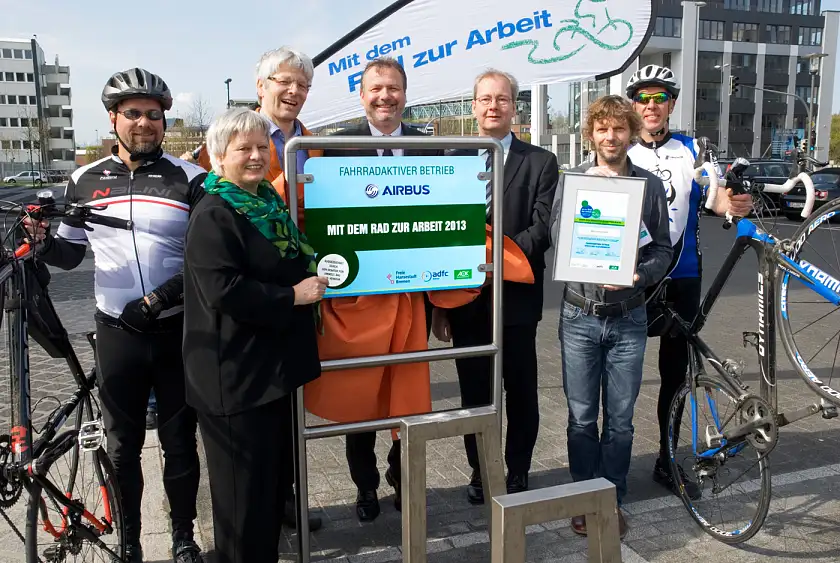 Flankiert von zwei Airbus-Triathleten (von links): Staatsrätin Gabriele Friderich, ADFC-Geschäftsführer Klaus-Peter Land, AOK-Vorstandsstellvertreter Jörg Twiefel, Airbus-Standortleiter Volker Thum, Aktionskoordinator Dietmar Ubben