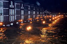 Land unter an der Geeste: Die schwere Nikolaus-Sturmflut des Jahres 2013 setzte die Uferstraße am Rand der Bremerhavener Innenstadt meterhoch unter Wasser