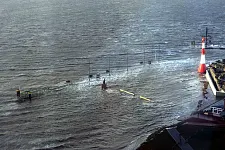 Sturmflut in Bremerhaven: Im Dezember 2013 bekam der rot weiße Leuchtturm vor dem Zoo am Meer nasse Füße. Doch die Deiche hielten dem Hochwasser auch diesmal stand