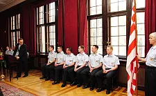 Staatsrat Holger Münch begrüßt die Brandmeister-Anwärter zur Vereidigung im Kaminsaal des Bremer Rathauses