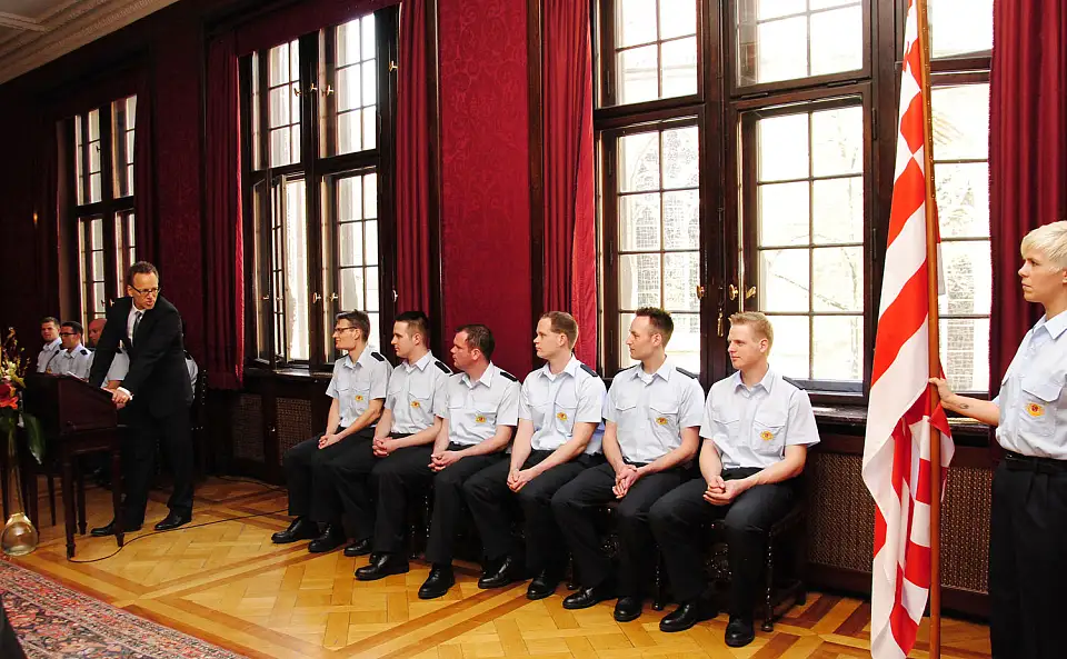 Staatsrat Holger Münch begrüßt die Brandmeister-Anwärter zur Vereidigung im Kaminsaal des Bremer Rathauses