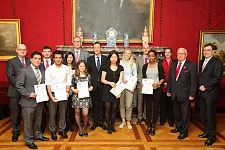 Die frisch ernannten VIA BREMEN Logistics Ambassadors mit ihren Ernennungsurkunden  im Kaminsaal des Bremer Rathauses