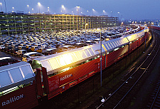 Immer mehr Autos, immer mehr Züge: Auf den Gleisen der Hafeneisenbahn in Bremerhaven hat der Betrieb 2013 erneut zugenommen