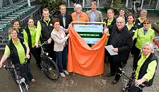 Umgeben von wassenaar-grünen Mitarbeiter/innen v.l. Geschäftsführerin Svenja Wassenaar, Volker Stolp (AOK Bremen/Bremerhaven), ADFC-Vorstand Bernd Schumann, Geschäftsführer Nils Wassenaar, Aktionskoordinatorin Helga A. Hüsken, Staatsrat Wolfgang Golasowski