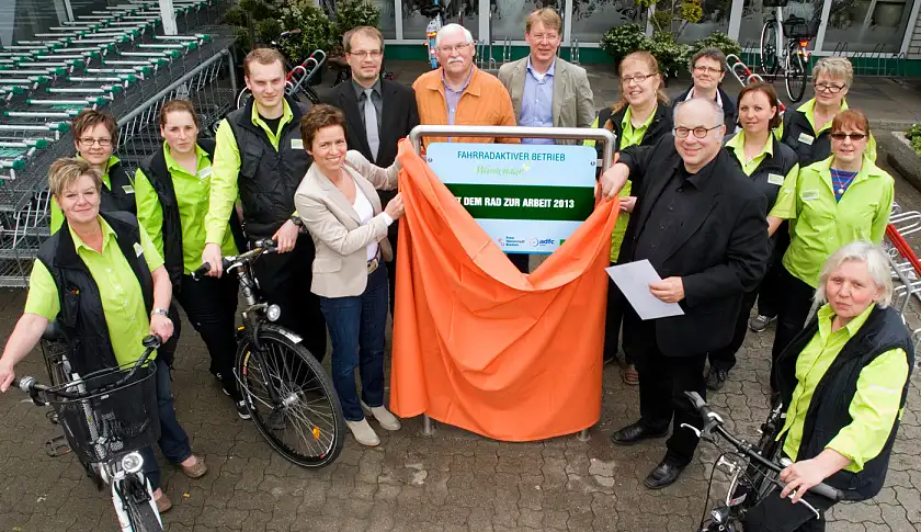 Umgeben von wassenaar-grünen Mitarbeiter/innen v.l. Geschäftsführerin Svenja Wassenaar, Volker Stolp (AOK Bremen/Bremerhaven), ADFC-Vorstand Bernd Schumann, Geschäftsführer Nils Wassenaar, Aktionskoordinatorin Helga A. Hüsken, Staatsrat Wolfgang Golasowski
