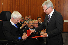 Freuen sich über die Auszeichnung für Prof. Dr. Detlev Ellmers (links im Bild): Bremens Bürgermeister Jens sowie (sitzend) Oberbürgermeister Melf Grantz und Stadtverordneten-Vorsteher Arthur Beneken.