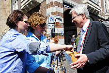Für den guten Zweck und die Kinder: Christina John-Rathjen und Carmen John (von links) kaufen bei Bürgermeister Jens Böhrnsen Lose