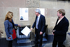 Bürgermeister Jens Böhrnsen, Ortamtsleiterin Ulrike Pala und Günter Reichert bei der Enthüllung der Info-Tafeln
