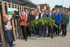 Im Kreise der Mitarbeiter/innen v.l. Geschäftsführerin Uta Bergmann, Staatsrätin Gabriele Friderich und am Säulenhainbuchenzweig Jörg Twiefel (AOK-Vorstandsstellvertreter), Tobias Wolf (ADFC-Vorsitzender), Geschäftsführer Carsten D. Bergmann, Dr. Georg Grunwald (Geschäftsführer Umweltbetrieb)