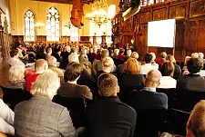Blick in die gut besetzte Obere Rathaushalle: Zahlreiche Gäste lauschten dem Vortrag von Prof. Dr. Roger Chickering