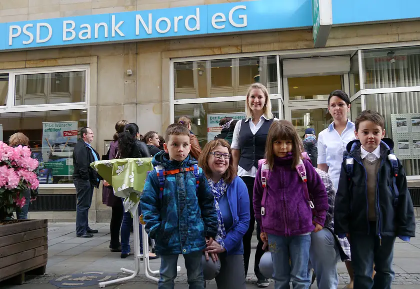 Niclas, Lara Marie und Jonas wollen die neuen Ranzen nicht mal fürs Foto vom Rücken nehmen. Marie Heuermann (links) und Natascha Ahrend von der PSD-Bank und Senatorin Anja Stahmann (vorn) hatten bei der Übergabe am Sonnabendvormittag alle Hände voll zu tun