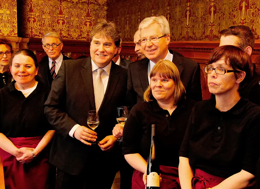 Freuen sich über den guten neuen Jahrgang: Bürgermeister Böhrnsen, Ratskellermeister Krötz und die Erntehelfer des Martinshof Bremen. Im Hintergrund: Prof. Haase und Sibylle Haase-Knels.
