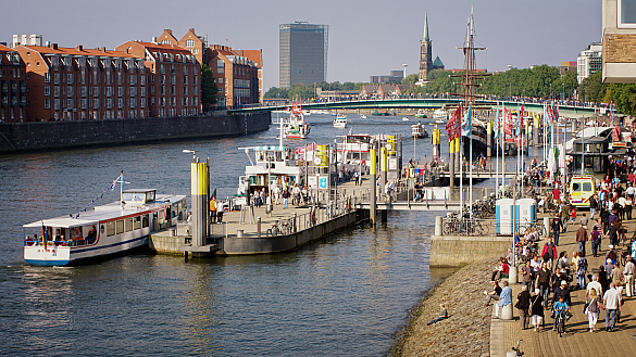 Schlachte: Vom Martinianleger entlang der Weserpromenade bis zum Weser Tower erstreckt sich die maritime Veranstaltungsmeile 