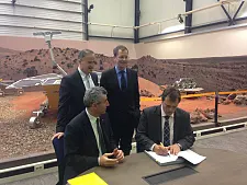 Unterzeichnung der Kooperationsvereinbarung zwischen ESA-Direktor Franco Ongaro und Prof. Dr. Frank Kirchner vom DFKI Bremen (vorne v. l. n. r.) im Beisein von Senator Martin Günthner in Noordwijk/Niederlande.