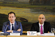Martin Günthner (li.), Senator für Wirtschaft, Arbeit und Häfen und Dr. Jan-Peter Halves, City Initiative Bremen, stellen den European Maritime Day 2014 vor
