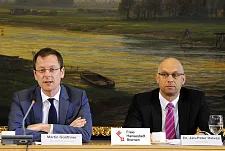 Martin Günthner (li.), Senator für Wirtschaft, Arbeit und Häfen und Dr. Jan-Peter Halves, City Initiative Bremen, stellen den European Maritime Day 2014 vor