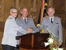 Generalmajor Wiermann (M.) übergibt das Kommando von Oberst Werstler (l.) an Oberst Körbi [Foto: Michael Bockner]