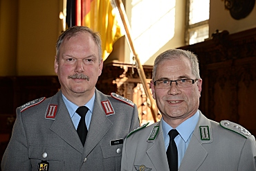 Oberst Werstler (r.), scheidender Kommandeur des Landeskommandos Bremen, mit seinem Nachfolger Oberst Körbi [Foto: Michael Bockner]