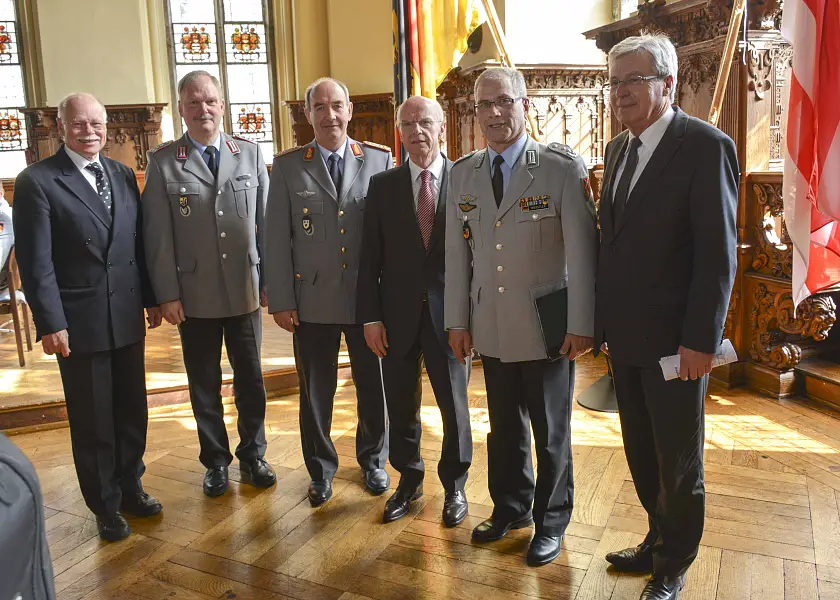 Gut aufgelegt: Bürgermeister Böhrnsen, Oberst Werstler, Bürgerschaftspräsident Weber, Generalmajor Wiermann, Oberst Körbi und Senator Mäurer [Foto: Thorsten Bohlmann]