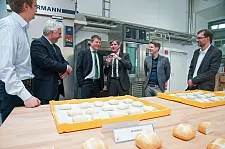 Bremens Umweltsenator Dr. Joachim Lohse informiert sich im Technologie Transfer Zentrum (ttz) Bremerhaven am 14. Mai 2014 über praktische Ansätze zur Steigerung der Energieeffizienz im Bäckereigewerbe sowie über die intelligente Nutzung biogener Rest- und Nebenprodukte. Auf dem Bild von links nach rechts: Florian Stukenborg (Projektleiter BILB, ttz), Dr. Gerhard Schories (Technischer Direktor Umwelt-Institut, ttz), Umweltsenator Dr. Joachim Lohse, Werner Mlodzianowski (Geschäftsführer, ttz), Björn Döhle (Pers. Referent des Senators), Malte Trumpa (Leiter Arbeitsgruppe Biomasse, ttz)