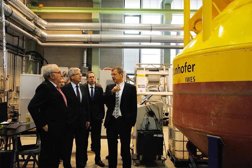 Staatssekretär Uwe Beckmeyer, Bürgermeister Jens Böhrnsen, Dr. Stephan Barth und Prof. Dr.-Ing. Andreas Reuter (v.l.) im Forschungswerk des Frauenhofer IWES