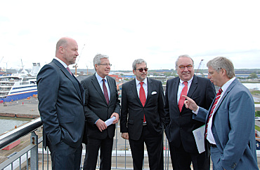 Carsten J. Haake, Bürgermeister Jens Böhrnsen, Dieter Petram, Staatssekretär Uwe Beckmeyer und Rüdiger Pallentin (v.l)