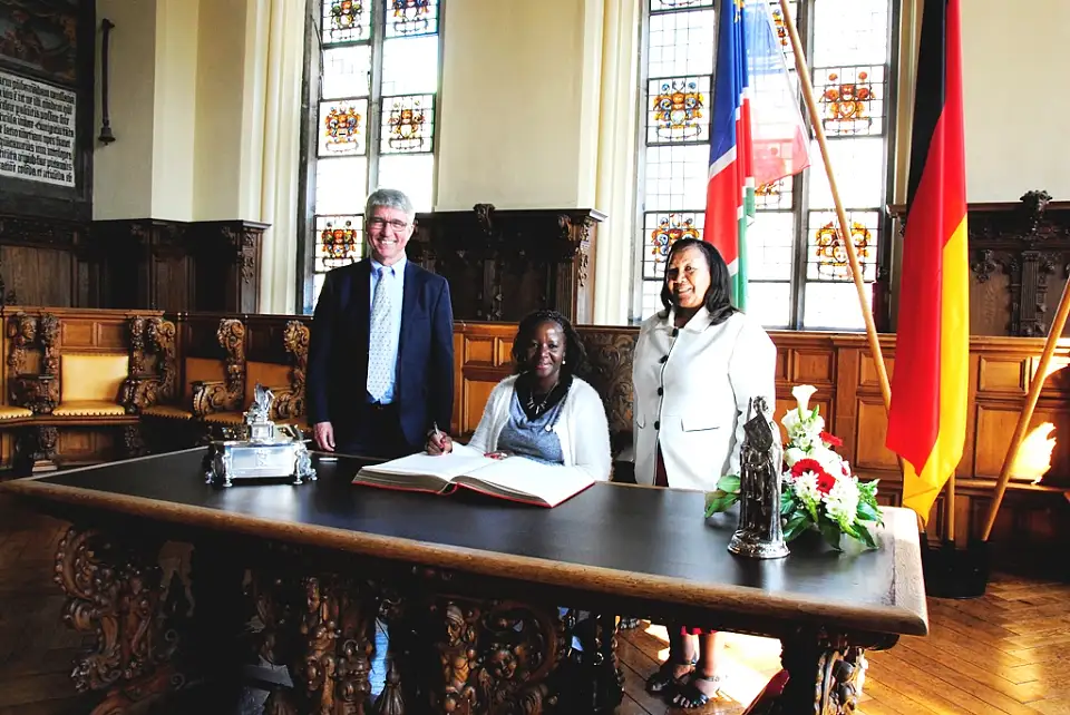 Eintrag in das Goldene Buch: Senator Dr. Hermann Schulte-Sasse, Bürgermeisterin Agnes Kafula und ihre Vorgängerin Elaine Trepper