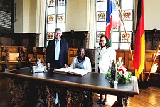 Eintrag in das Goldene Buch: Senator Dr. Hermann Schulte-Sasse, Bürgermeisterin Agnes Kafula und ihre Vorgängerin Elaine Trepper