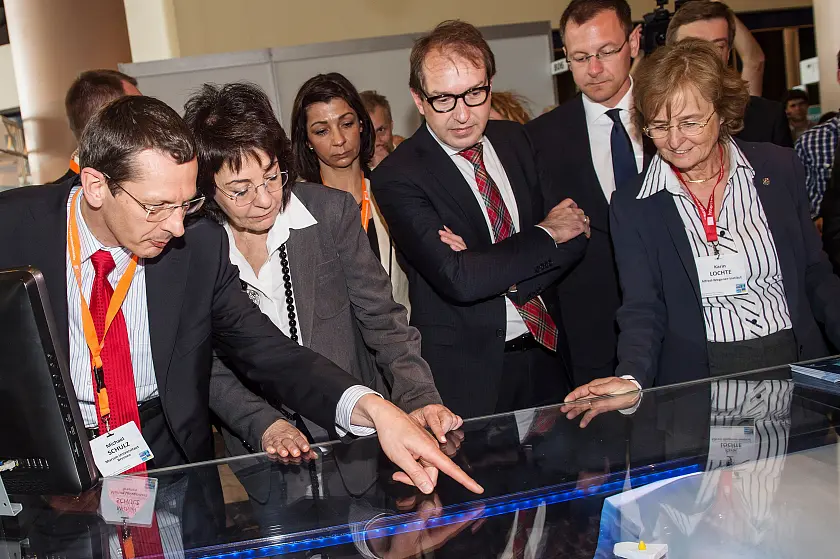 Kompetenz made in Bremen: EU-Kommissarin am AWI-Stand: Michael Schulz (Marum | Universität Bremen),  Maria Damanaki (European Commissioner for Maritime Affairs and Fisheries), Bundeswirtschaftsminister Alexander Dobrindt, Wirtschafts- und Arbeitssenator Martin Günthner, Prof. Dr. Karin Lochte (Direktorin Alfred-Wegener- Institut für Polar und Meeresforschung (AWI), Bremerhaven)