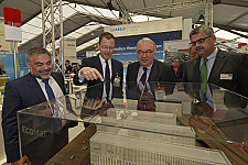 Große Aufmerksamkeit für das Projekt EcoMat:  (von links nach rechts: Hans-Georg Tschupke, Abteilungsleiter Innovation bei der WFB, Senator Martin Günthner, Staatssekretär Uwe Beckmeyer, Andreas Heyer, Vorsitzender der Geschäftsführung der WFB