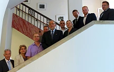 Gabriele Friderich, Staatsrätin im Umweltressort und Hans-Joachim Stehr, Vizepräses der Handwerkskammer Bremen (Bildmitte im Vordergrund), begrüßten die neuen Firmen aus Bremen und Bremerhaven in der 'partnerschaft umwelt unternehmen': (v.l.n.r.) Rheinmetall Defence Electronic GmbH, Bremer Pflegekreis GmbH, Dierker Brandschutz oHG, Söffge GmbH & Co. KG, fahrrad express, CI Contract Logistics GmbH, Deutsche Windtechnik AG, POWER HUMAN Ressources GmbH