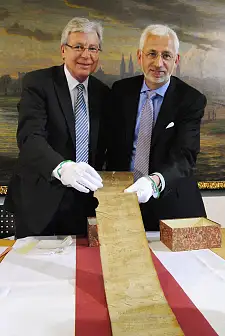 Bürgermeister Böhrnsen und Professor Elmshäuser präsentieren im Bremer Rathaus die Kundige Rolle