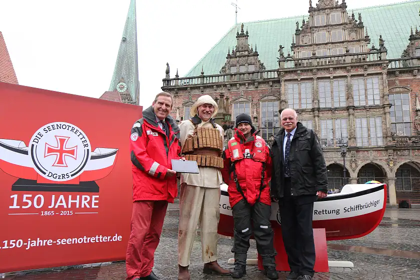Mit großen Schritten gehen die Seenotretter einem besonderen Jubiläum entgegen: Am 29. Mai 2015, in einem Jahr, wird die Deutsche Gesellschaft zur Rettung Schiffbrüchiger (DGzRS) 150 Jahre alt. Der ehrenamtliche DGzRS-Vorsitzer Gerhard Harder (l.) und Bremens Innensenator Ulrich Mäurer (r.) stellten das Jubiläumsprogramm und eine besondere Internetseite am 28.5.2014, auf dem Bremer Marktplatz vor. Mit dabei: Armin Meyer, Maschinist des Seenotkreuzers EISWETTE von der Station Nordstrand an der Westküste Schleswig-Holsteins, gekleidet wie die Seenotretter in früheren Zeiten, und Christoph Müller, freiwilliger Seenotretter auf dem Seenotrettungsboot KONRAD-OTTO von der Station Kühlungsborn in Mecklenburg-Vorpommern in moderner Sicherheitsausrüstung.