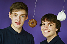 von links: Egor Androsov (17) und Aimeric Malter (16) vom Lloyd Gymnasium Bremerhaven;  5. Preis in der Kategorie Mathematik/Informatik [Foto: Jugend forscht]