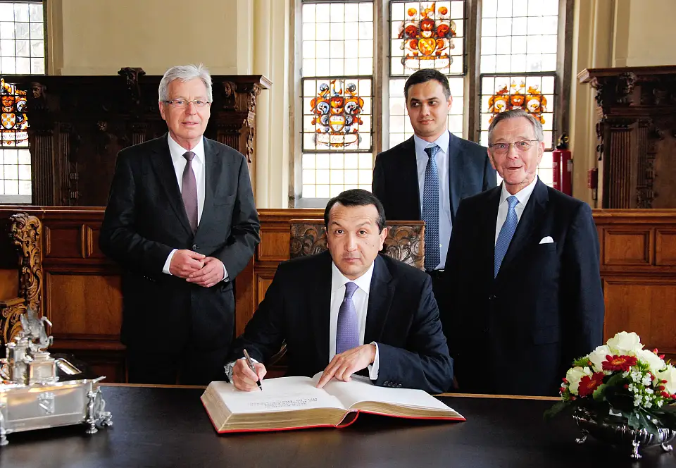 Eintrag ins Goldene Buch: Botschafter Dr. Durbek Amanov (vorn) mit Bürgermeister Jens Böhrnsen, Mamur Rasulov und Honorarkonsul Lüder Vollers (v.l.)